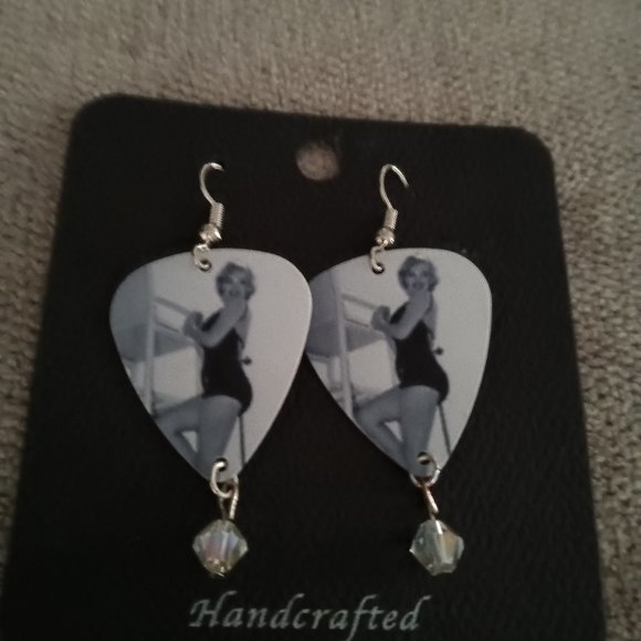 MARILYN MONROE GUITAR PICK EARRINGS & NECKLACE SET - Picture 1 of 2